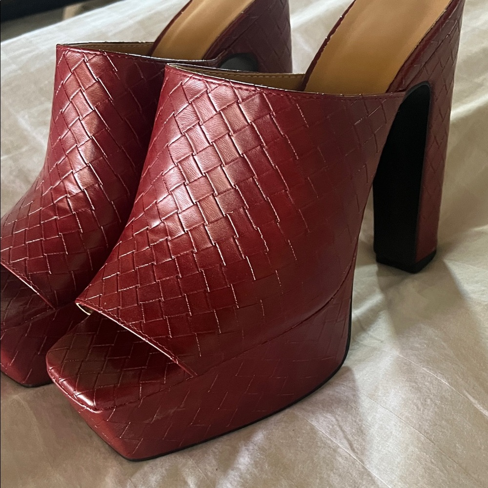 Elegant Red Woven Mules - Picture 9 of 9